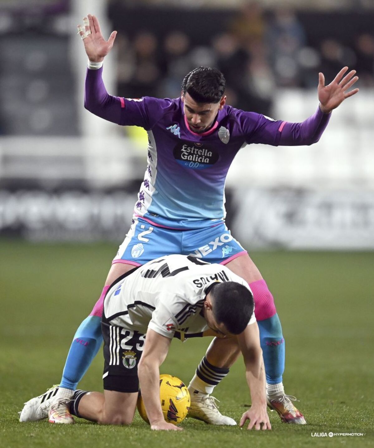 Imágenes del partido entre el Burgos y el Real Valladolid.  / LALIGA