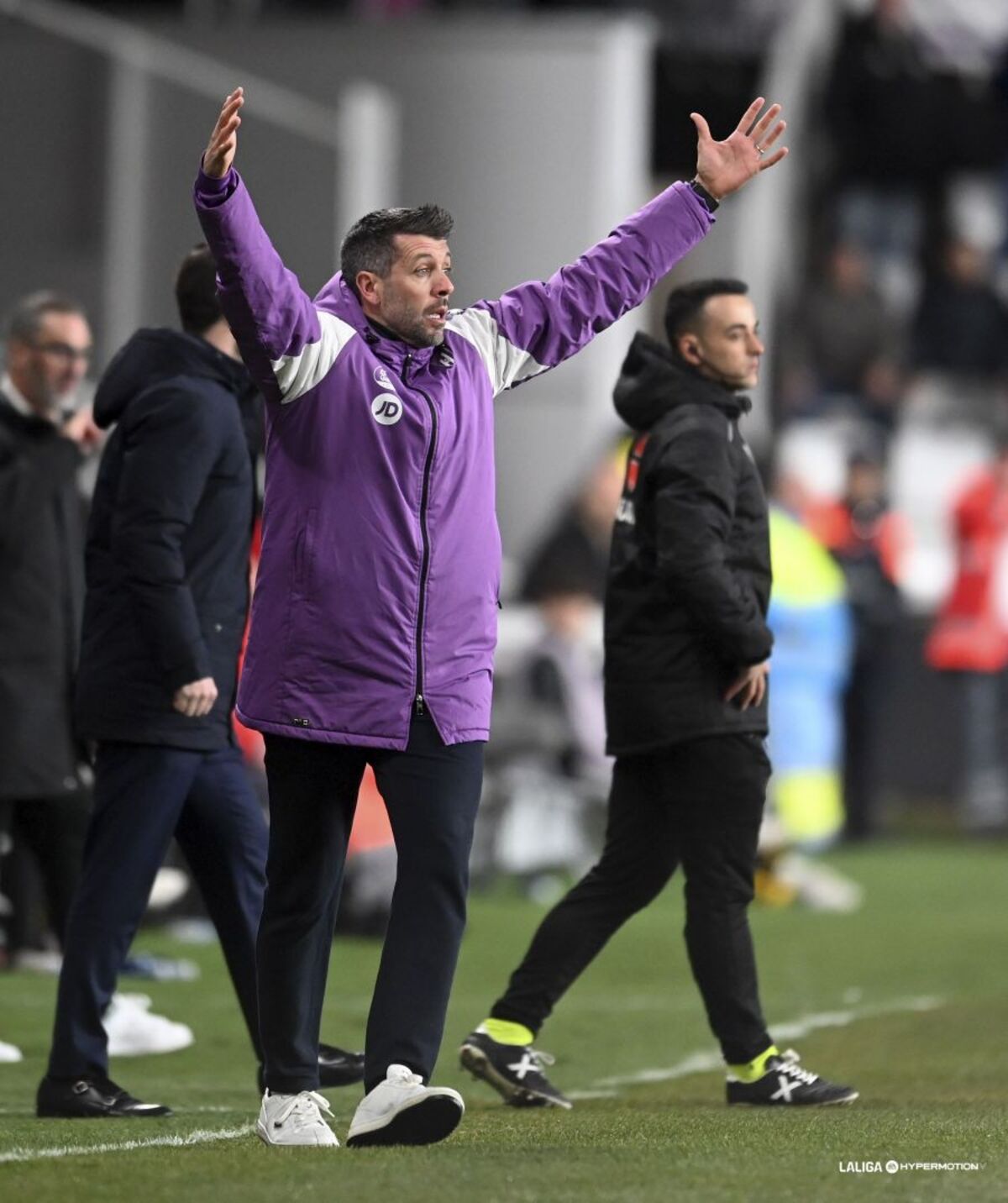 Imágenes del partido entre el Burgos y el Real Valladolid.  / LALIGA