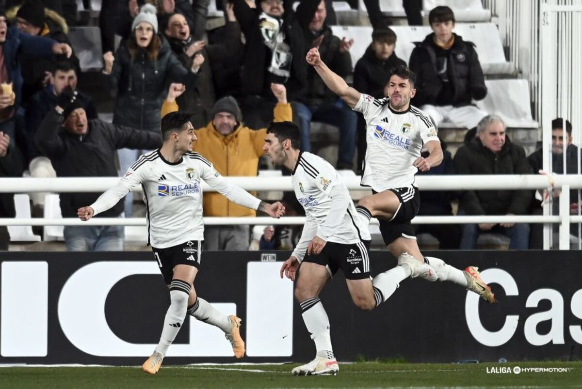 Imágenes del partido entre el Burgos y el Real Valladolid.  / LALIGA