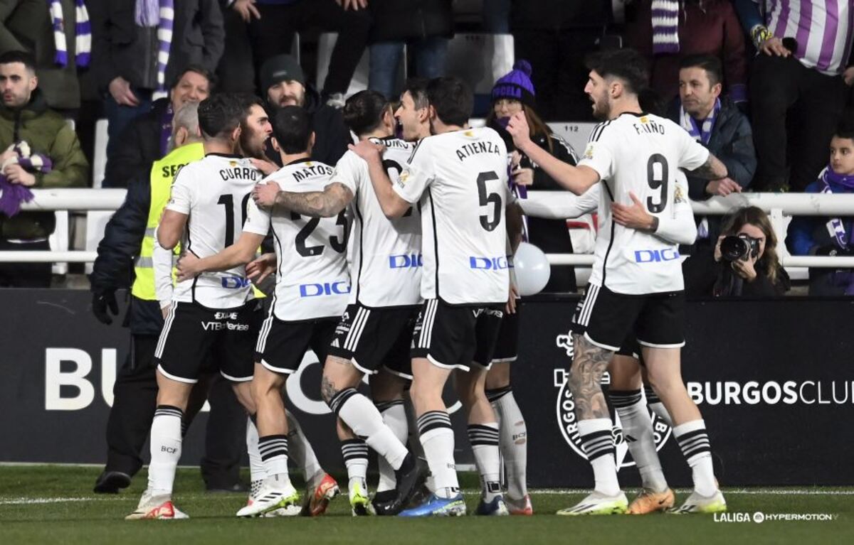 Imágenes del partido entre el Burgos y el Real Valladolid.  / LALIGA