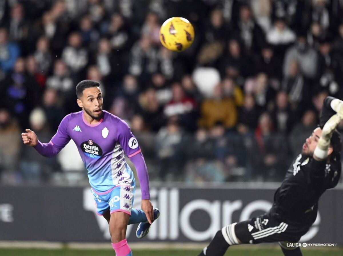 Imágenes del partido entre el Burgos y el Real Valladolid.  / LALIGA