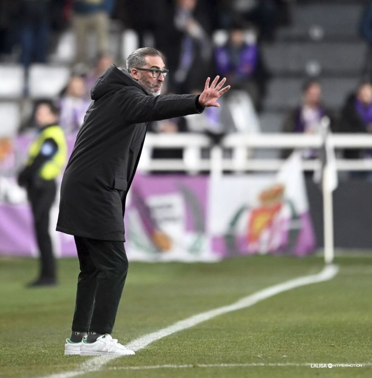 Imágenes del partido entre el Burgos y el Real Valladolid.  / LALIGA