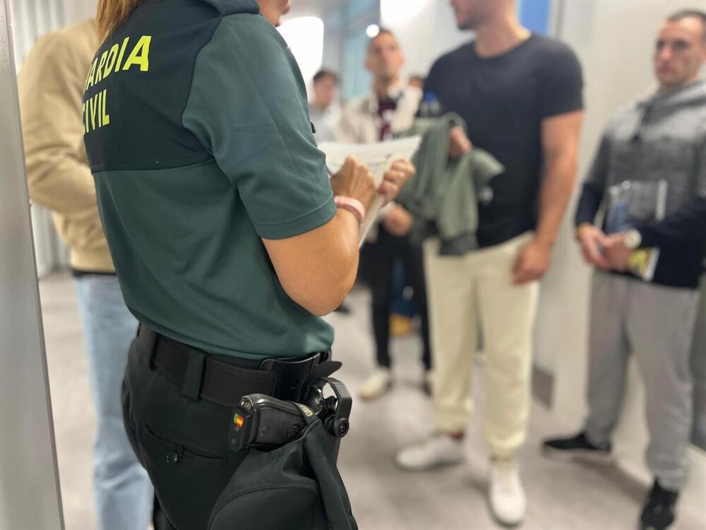 Una agente de la Guardia Civil pasa lista en unas oposiciones al Instituto Armado.