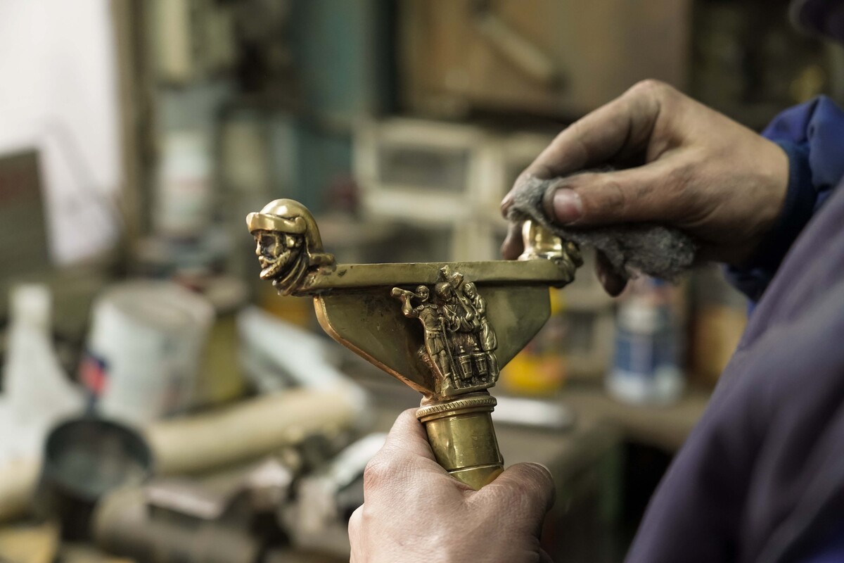 Fundición en bronce de símbolos de Semana Santa en Medina de Rioseco.  / EDUARDO MARGARETO ICAL