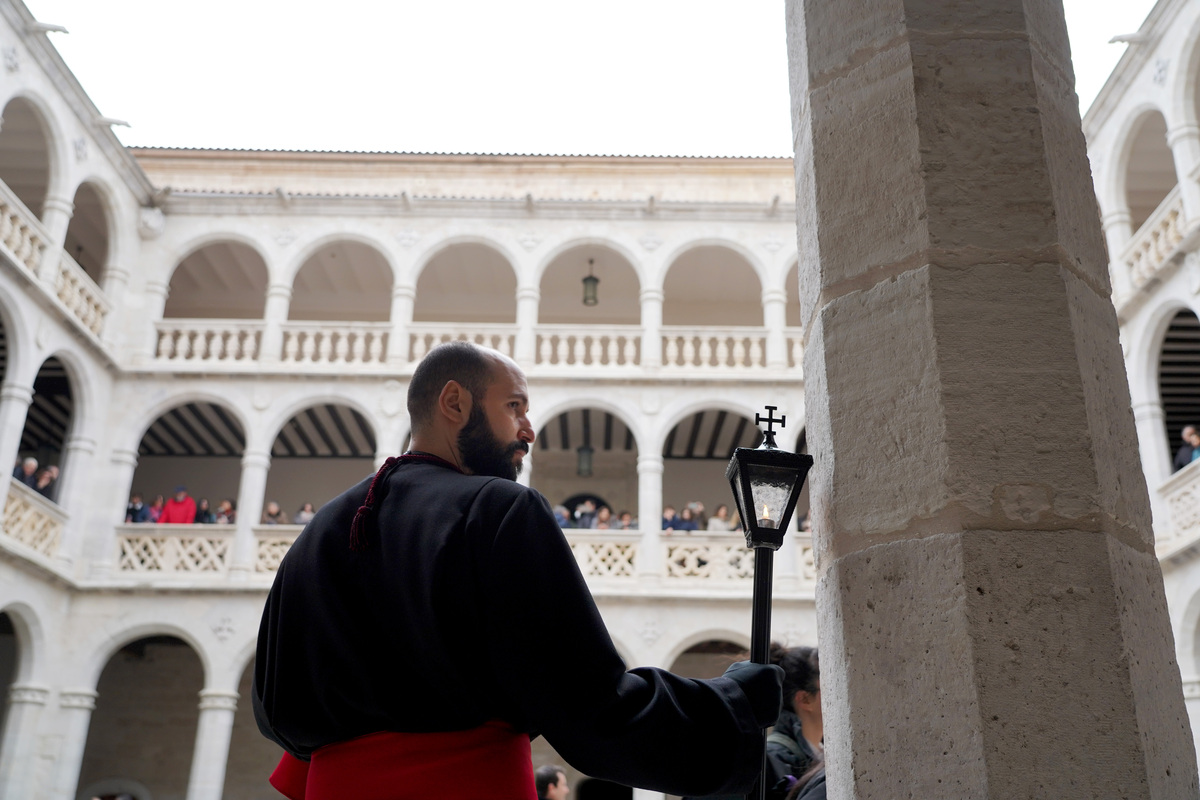 Suspendida por la lluvia la Procesión del Santísimo Cristo de la Luz en Valladolid  / LETICIA PÉREZ (ICAL)