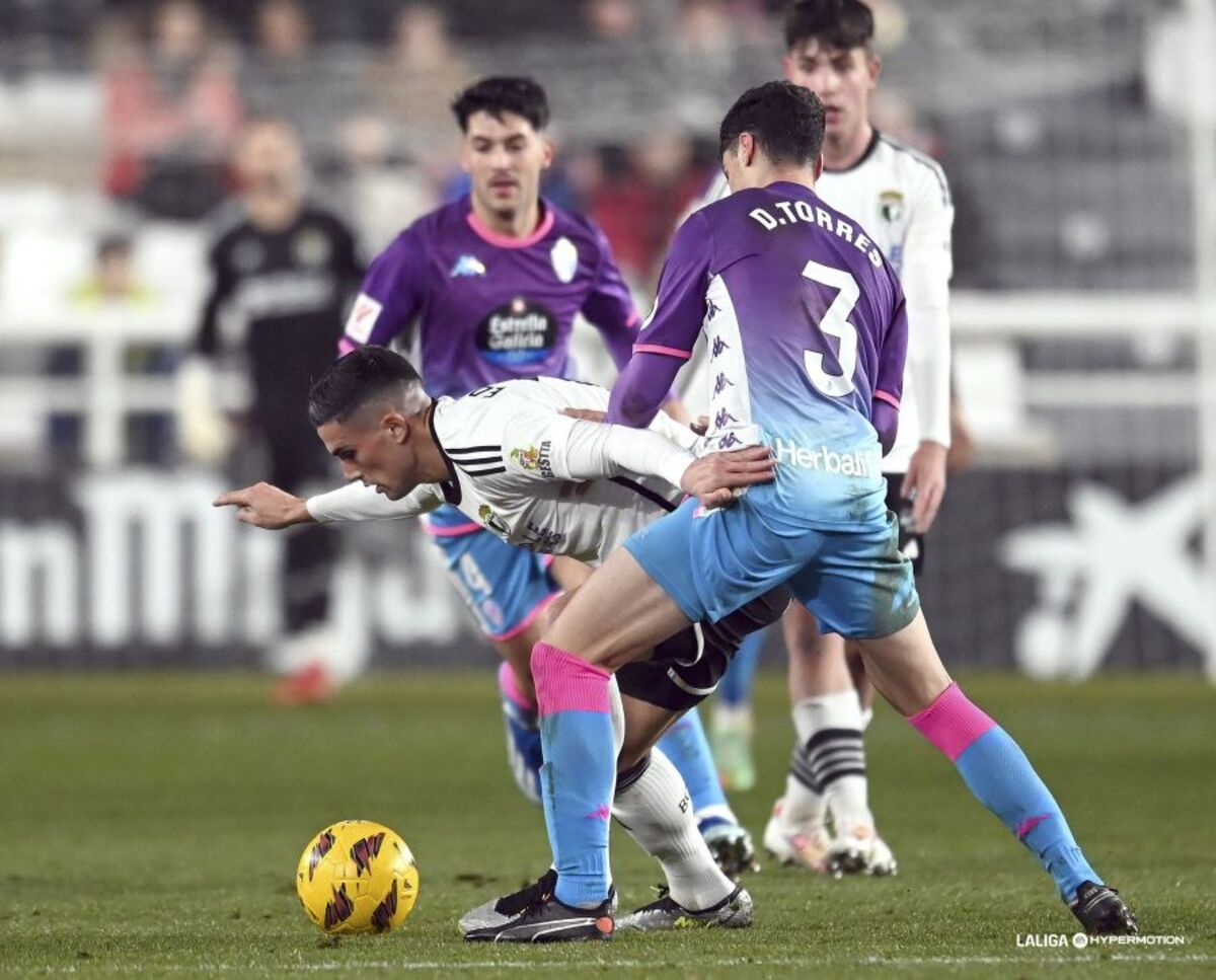 Imágenes del partido entre el Burgos y el Real Valladolid.  / LALIGA