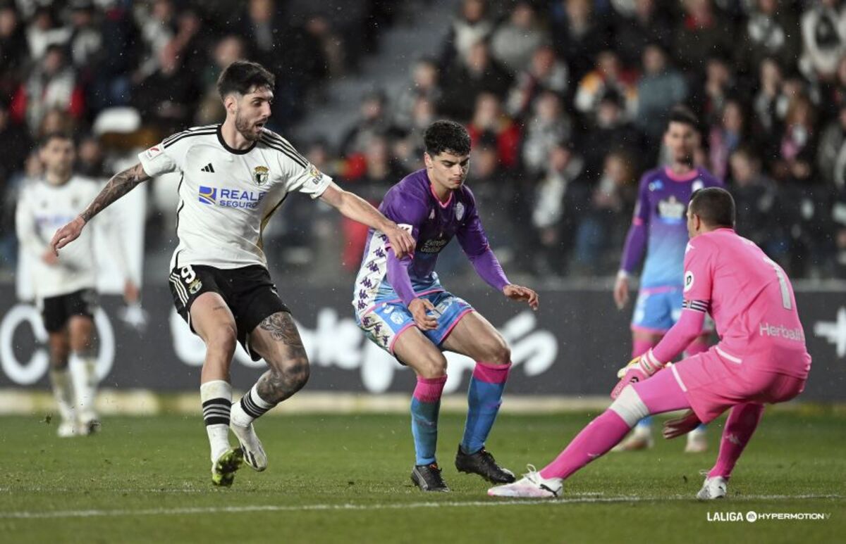 Imágenes del partido entre el Burgos y el Real Valladolid.  / LALIGA