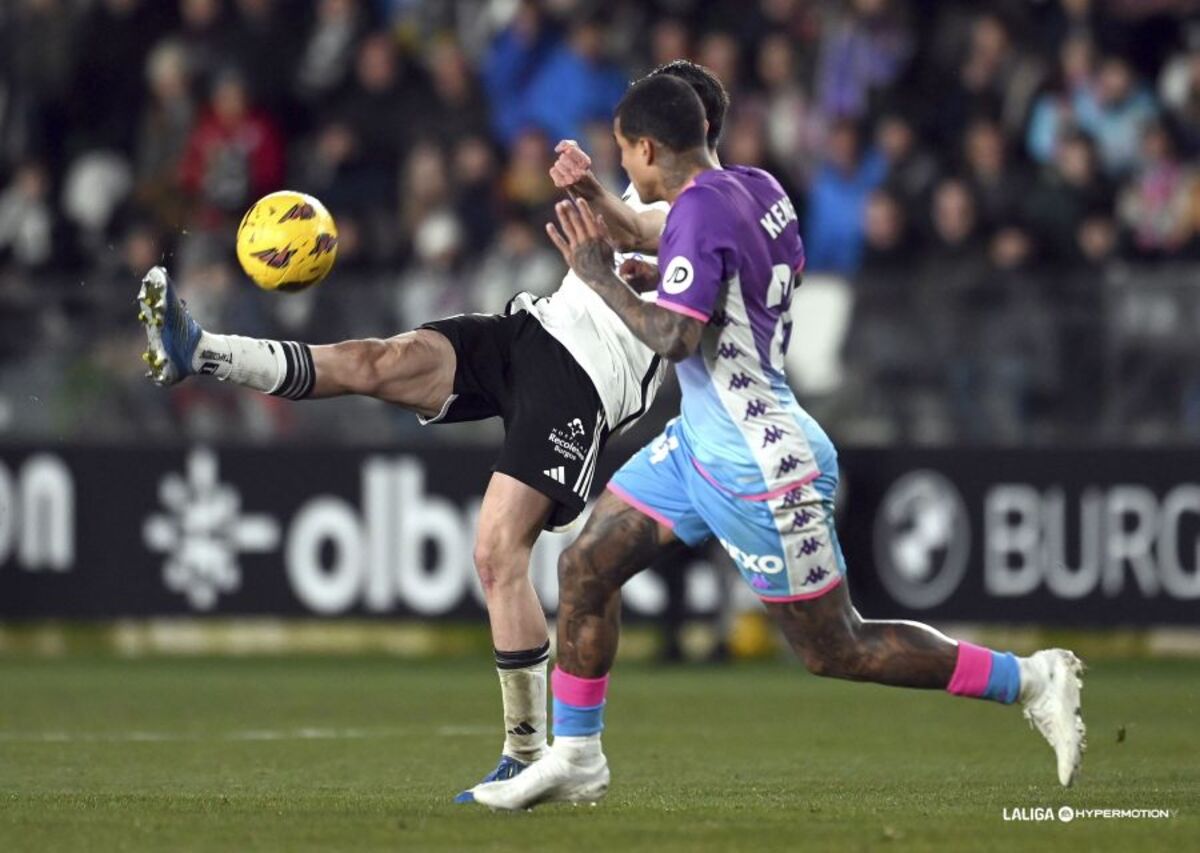 Imágenes del partido entre el Burgos y el Real Valladolid.  / LALIGA