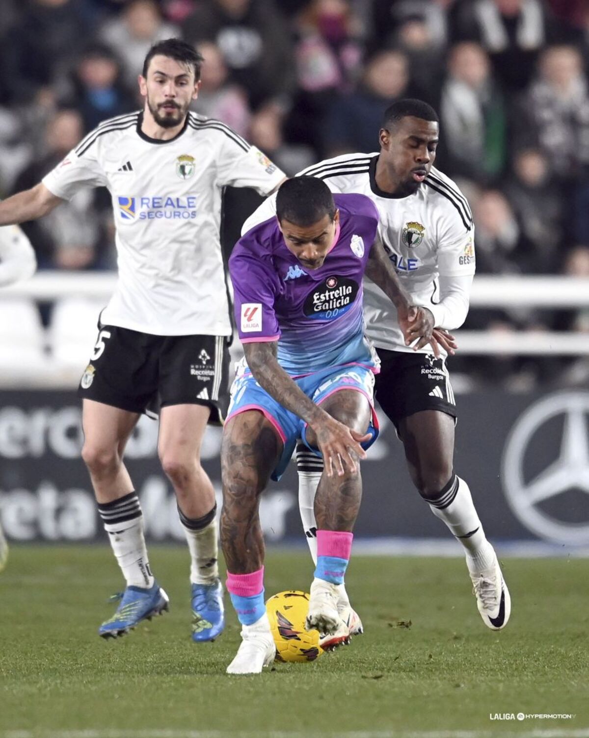 Imágenes del partido entre el Burgos y el Real Valladolid.  / LALIGA