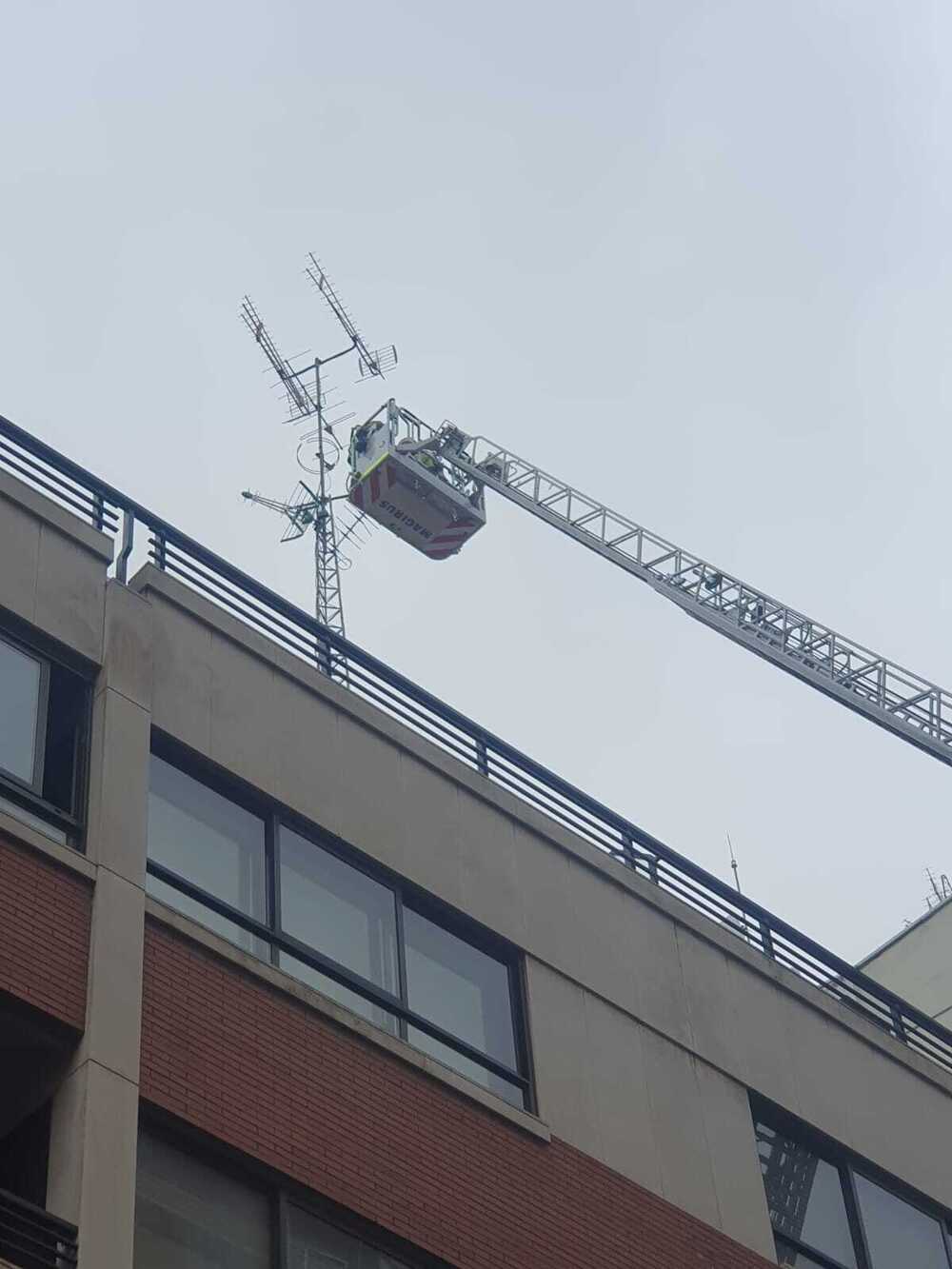 Retiran una antena por peligro de caída en la calle Cervantes