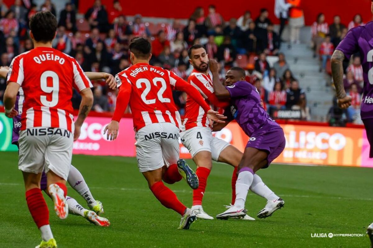 Imágenes del partido entre el Real Sporting y el Real Valladolid.  / LALIGA