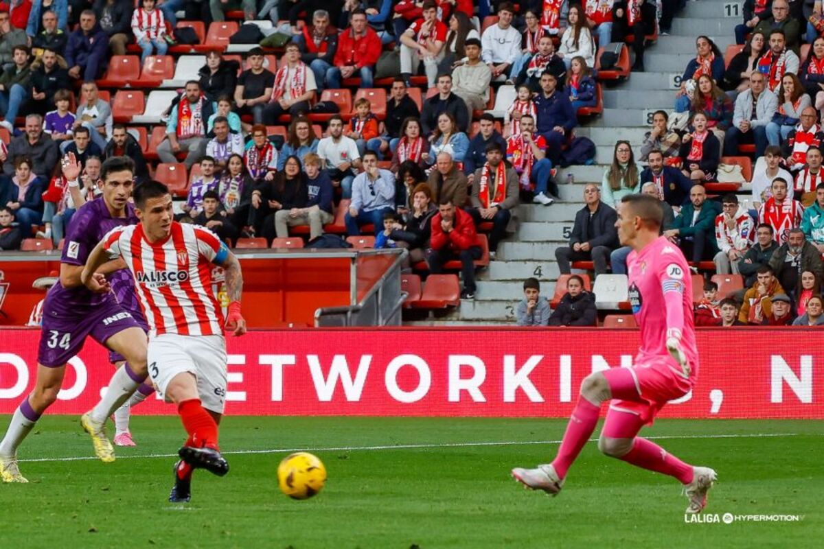 Imágenes del partido entre el Real Sporting y el Real Valladolid.  / LALIGA