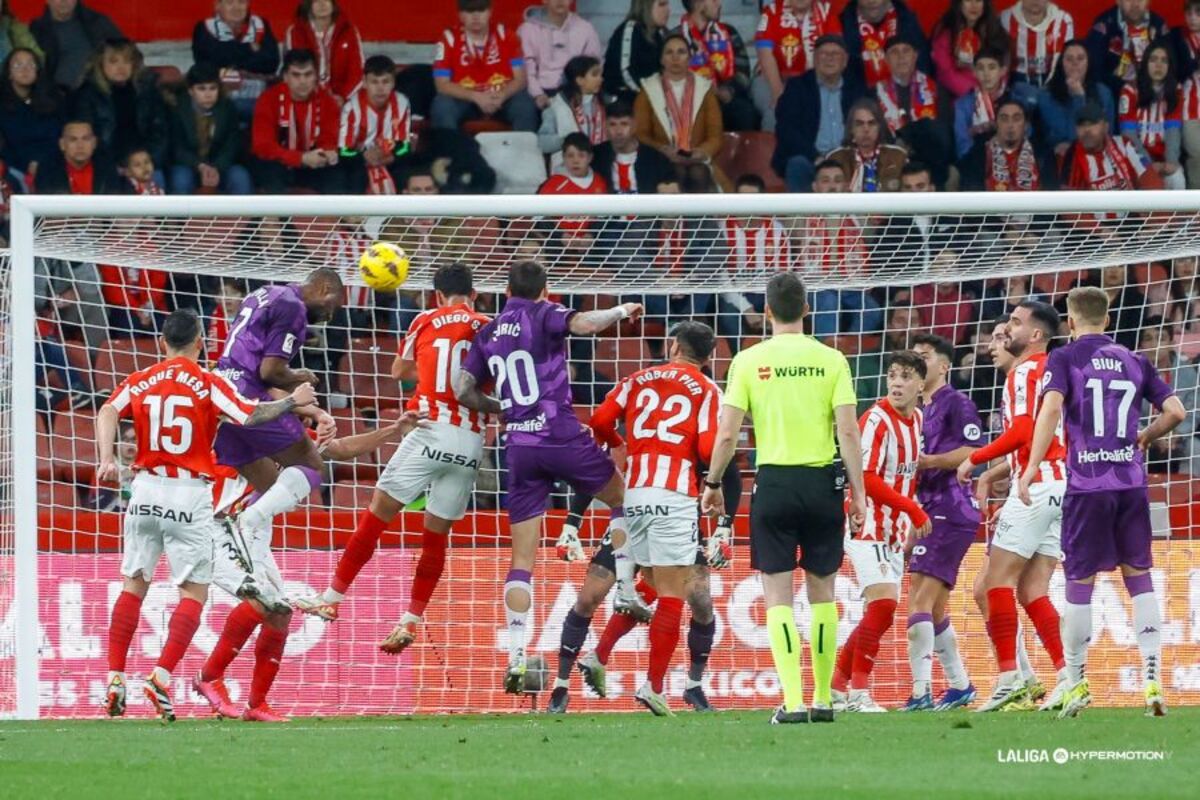 Imágenes del partido entre el Real Sporting y el Real Valladolid  / LALIGA