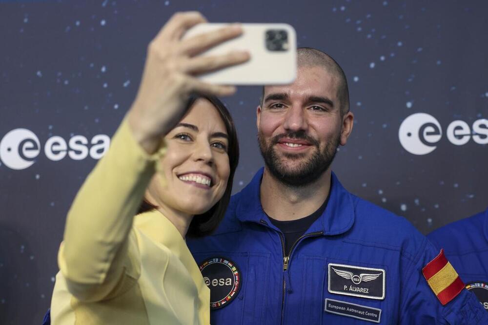 La ministra de Ciencia, Innovación y Universidades, Diana Morant, se hace una foto con Pablo Álvarez