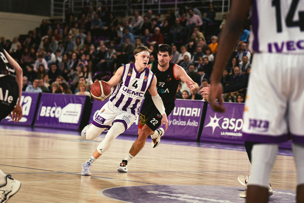 Imágenes del partido disputado entre el UEMC Real Valladolid Baloncesto y el Grupo Alega Cantabria.