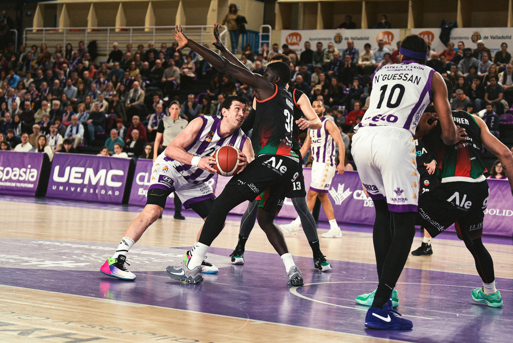 Imágenes del partido disputado entre el UEMC Real Valladolid Baloncesto y el Grupo Alega Cantabria.