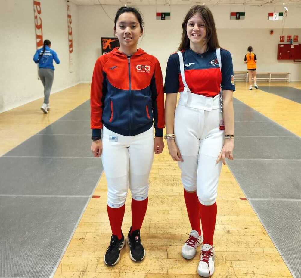 Lucía Alonso y Greta Quiros, del Club Esgrima Arroyo.