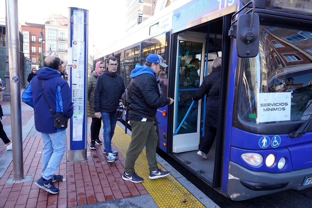 Imágenes de este lunes 28 del seguimiento de la huelga por parte de los conductores de Auvasa. 