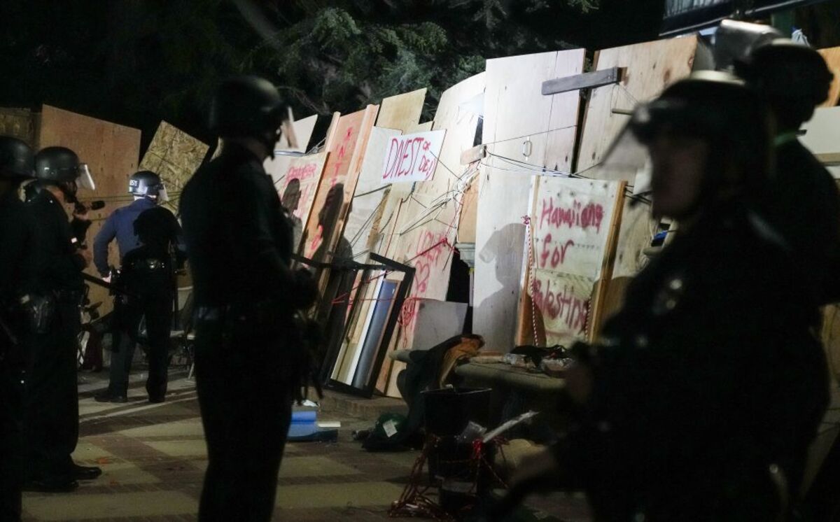 Police begin clearing pro-Palestine protest encampment at UCLA  / ALLISON DINNER