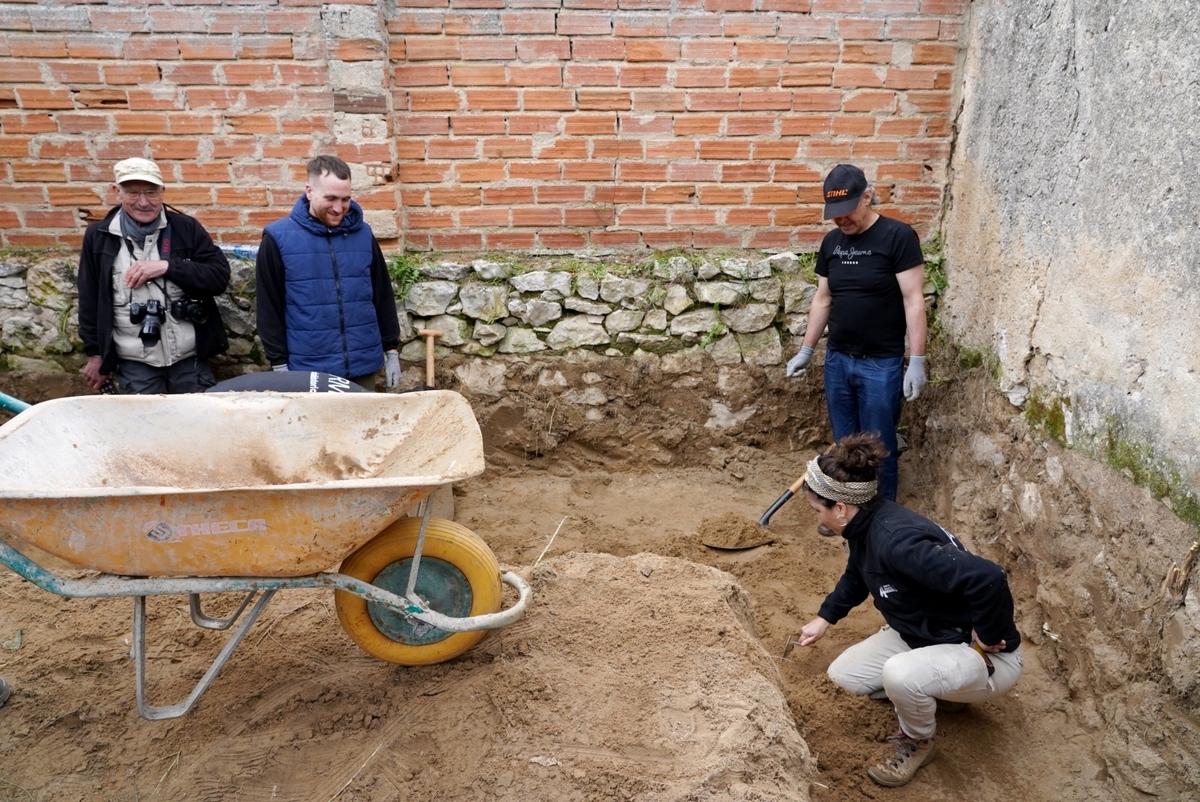 La Asociación para la Recuperación de la Memoria Histórica comienza la exhumación de los restos de Pedro de la Calle, asesinado por pistoleros falangistas en la localidad vallisoletana de Mojados en 1936.  / ICAL