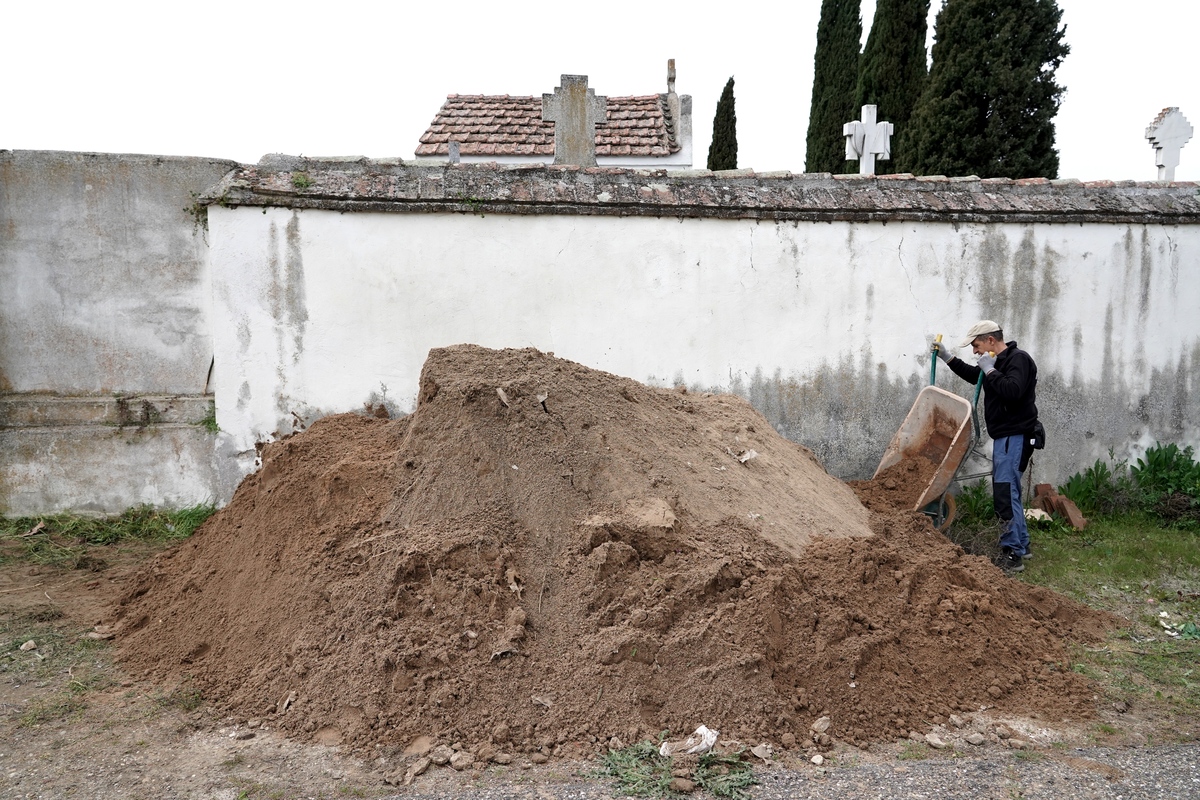 La Asociación para la Recuperación de la Memoria Histórica comienza la exhumación de los restos de Pedro de la Calle, asesinado por pistoleros falangistas en la localidad vallisoletana de Mojados en 1936.  / ICAL