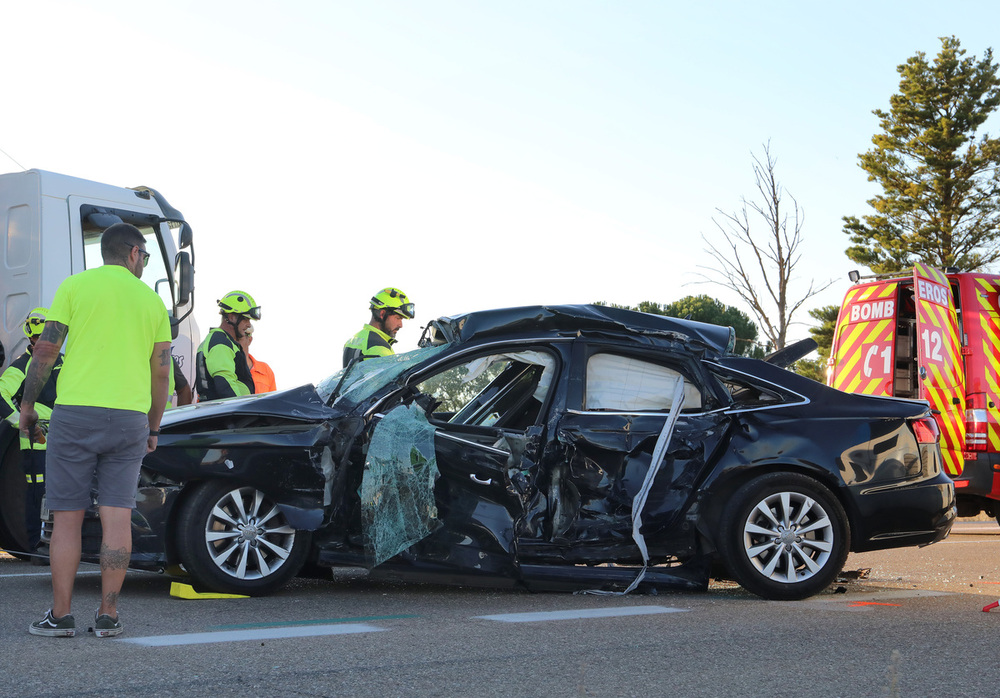 Colisisón frontolateral entre un camión y un turismo en un cruce con el resultado de un fallecido y una mujer herida.