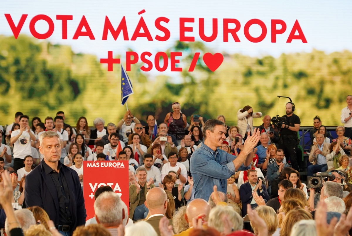 Acto del PSOE por las elecciones europeas en Valladolid.  / MIRIAM CHACÓN ICAL