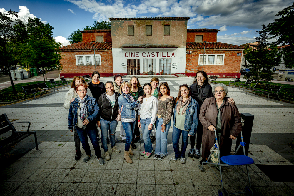 Asociación barrio Girón que colabora con el Teatro de Calle en una obra en el barrio TAC mujeres que colaboran en la obra posando en el barrio Girón
