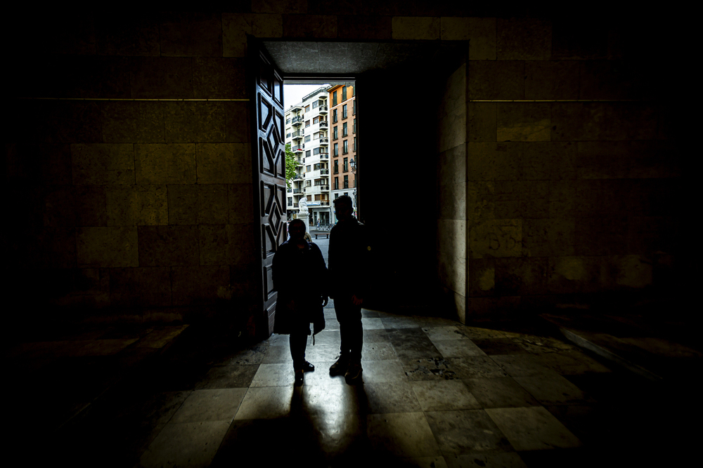 Dina y Gustavo, peruana y colombiano sin papeles, en la entrada a la Facultad de Derecho de la Universidad de Valladolid.