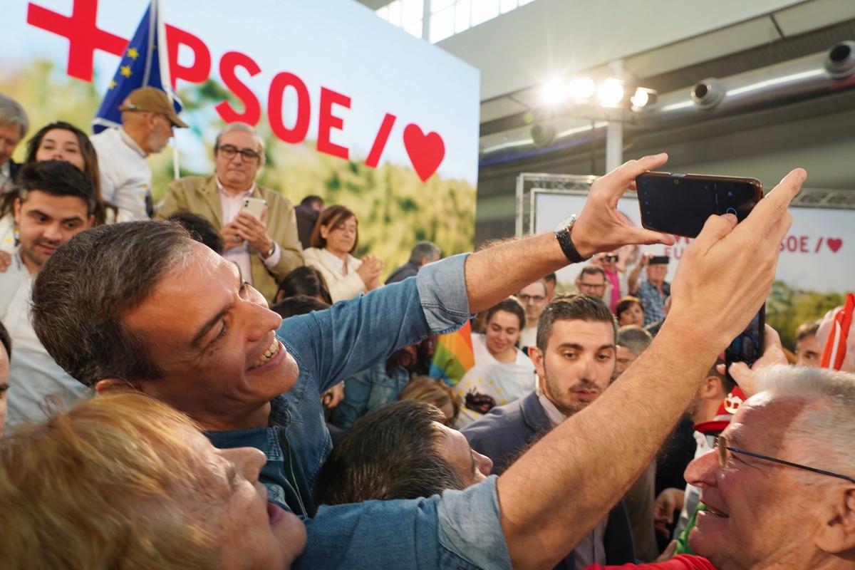 Acto del PSOE por las elecciones europeas en Valladolid.  / MIRIAM CHACÓN ICAL