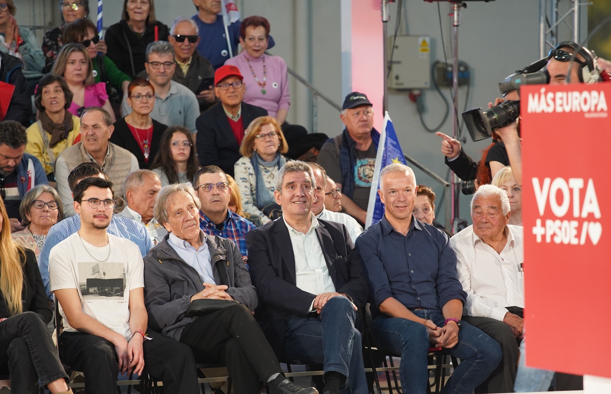 Acto del PSOE por las elecciones europeas en Valladolid.  / MIRIAM CHACÓN ICAL