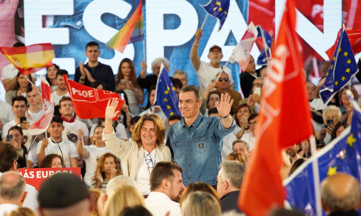 Acto del PSOE por las elecciones europeas en Valladolid.  / MIRIAM CHACÓN ICAL