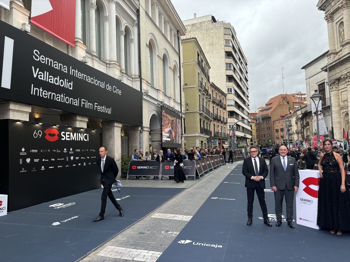 El alcalde de Valladolid Jesús Julio Carnero; la concejala de Turismo Blanca Jiménez y el director de Seminci José Luis Cienfuegos en la alfombra de la Seminci.