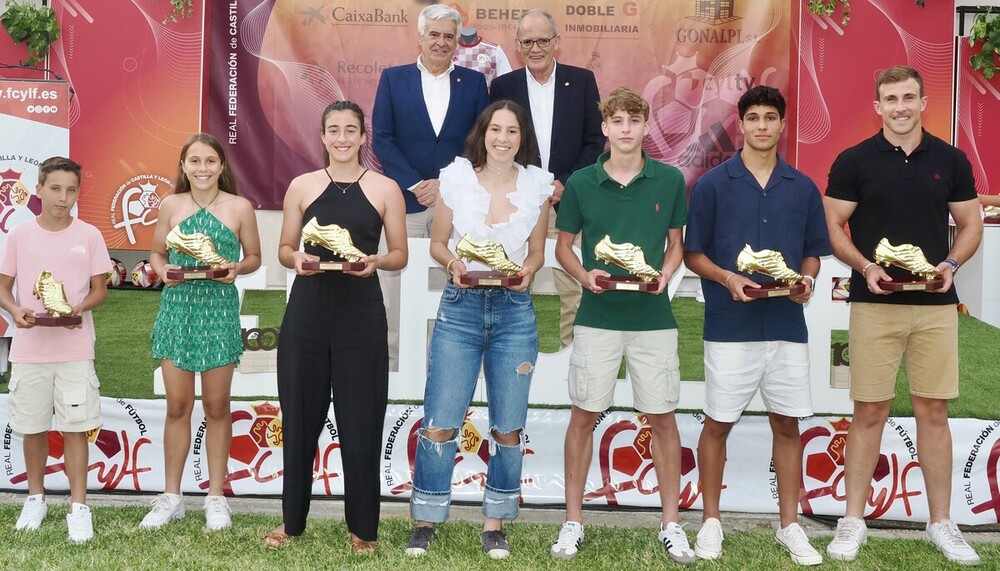 Medallas a los debutantes con las selecciones de Castilla y León, con la presencia de Pedro Rocha.