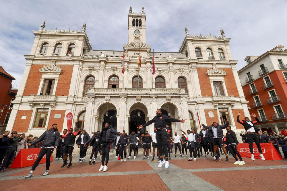 Danza Cibi en la Plaza Mayor por parte de la selección de rugby de Fiyi.