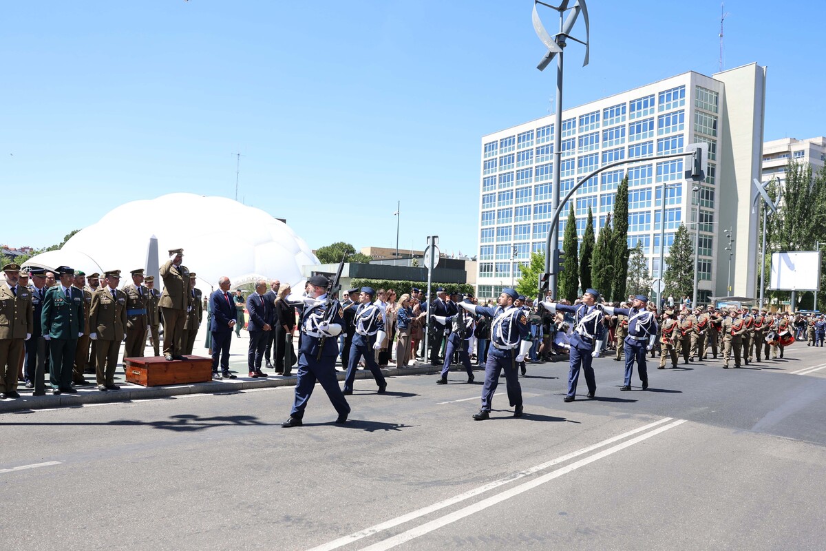 Valladolid celebra el Día de las fuerzas armadas.  / ICAL