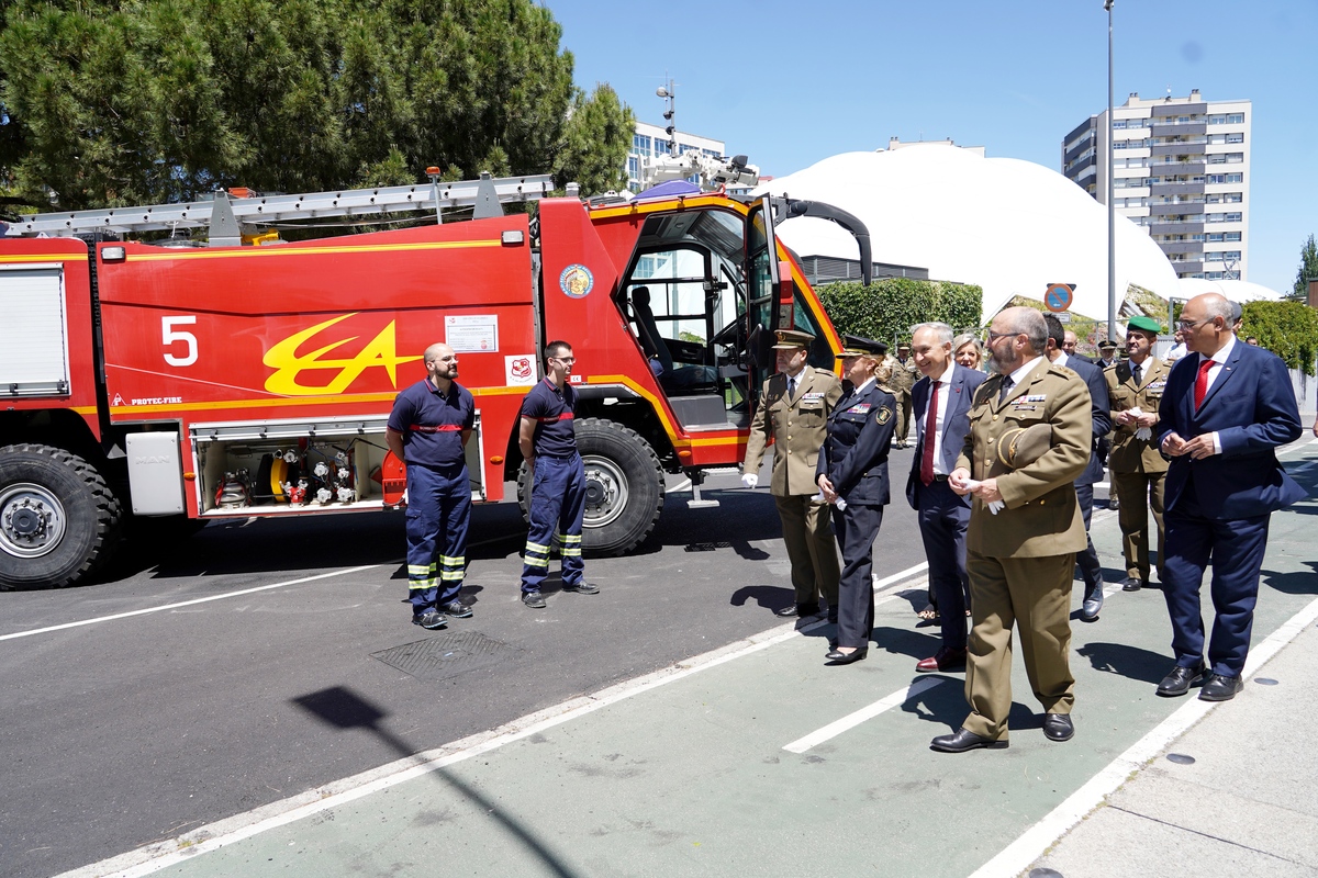 Valladolid celebra el Día de las fuerzas armadas.  / MIRIAM CHACÓN ICAL