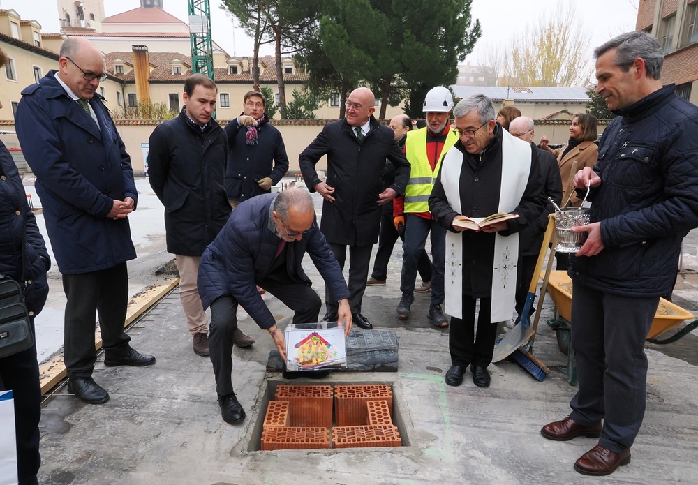 El arzobispo de Valladolid y presidente de la Fundación Emilio Álvarez Gallego, Luis Arguello, participa en el acto de colocación de la primera piedra del nuevo edificio del Colegio de Educación Especial Obra Social del Santuario.