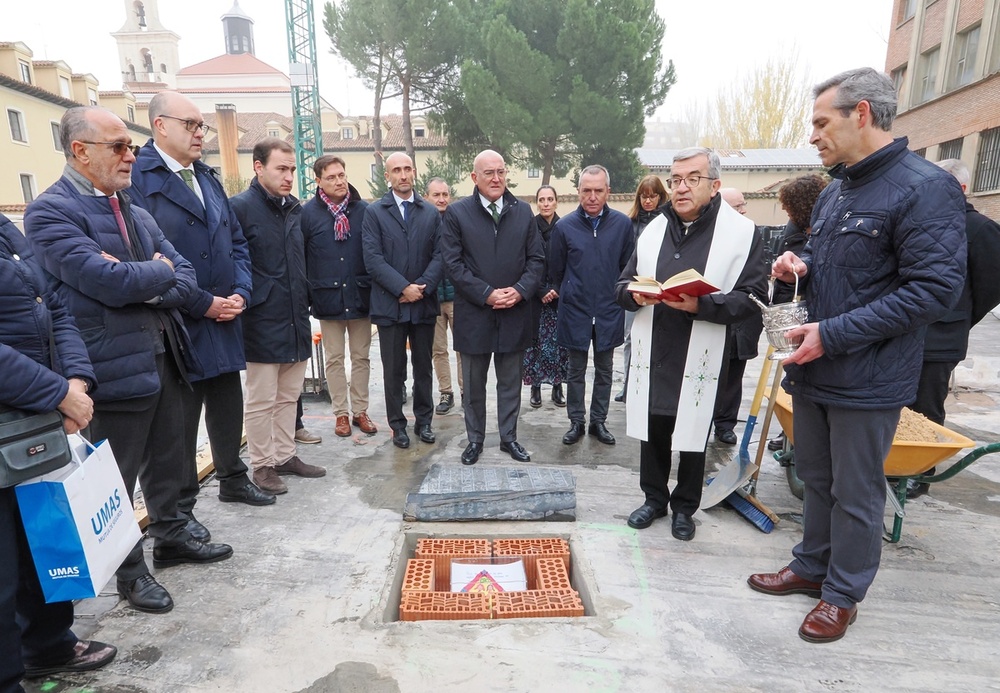 El arzobispo de Valladolid y presidente de la Fundación Emilio Álvarez Gallego, Luis Arguello, participa en el acto de colocación de la primera piedra del nuevo edificio del Colegio de Educación Especial Obra Social del Santuario.