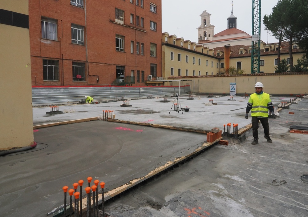 El arzobispo de Valladolid y presidente de la Fundación Emilio Álvarez Gallego, Luis Arguello, participa en el acto de colocación de la primera piedra del nuevo edificio del Colegio de Educación Especial Obra Social del Santuario.