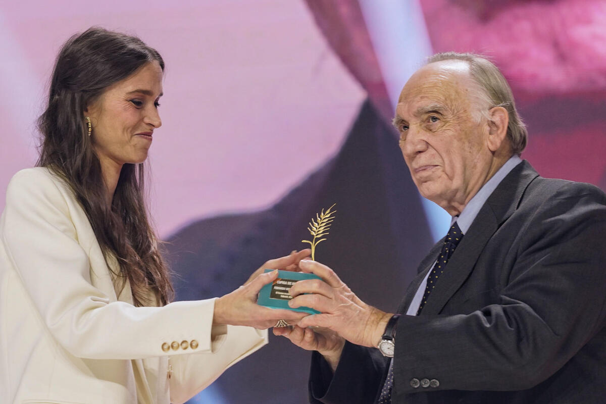 El presidente de la Academia de las Artes y las Ciencias Cinematográficas de España, Fernando Méndez-Leite, recibe de manos de su hija Clara (i) la Espiga de Honor.  / EFE