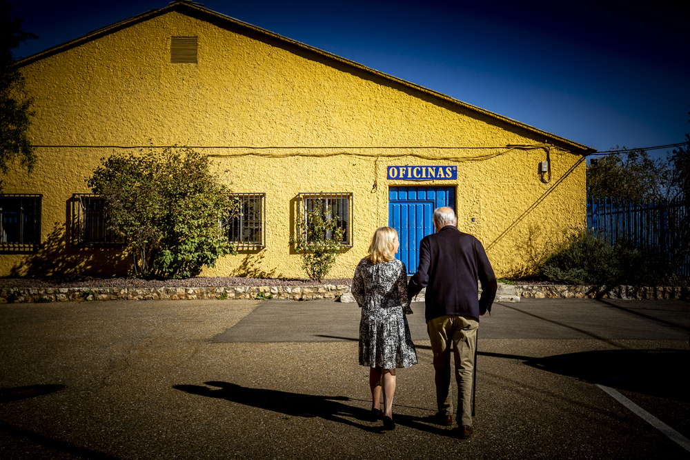 Teresa y Vicente Garrido caminan hacia las oficinas del complejo industrial de Lingotes Especiales.