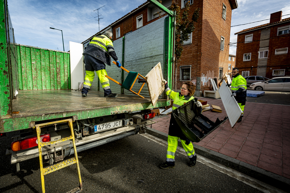 Servicio de limpieza recogida de enseres y muebles abandonados en la vía pública, en la calle, en el barrio de las Delicias. Barrenderos operarios de limpieza