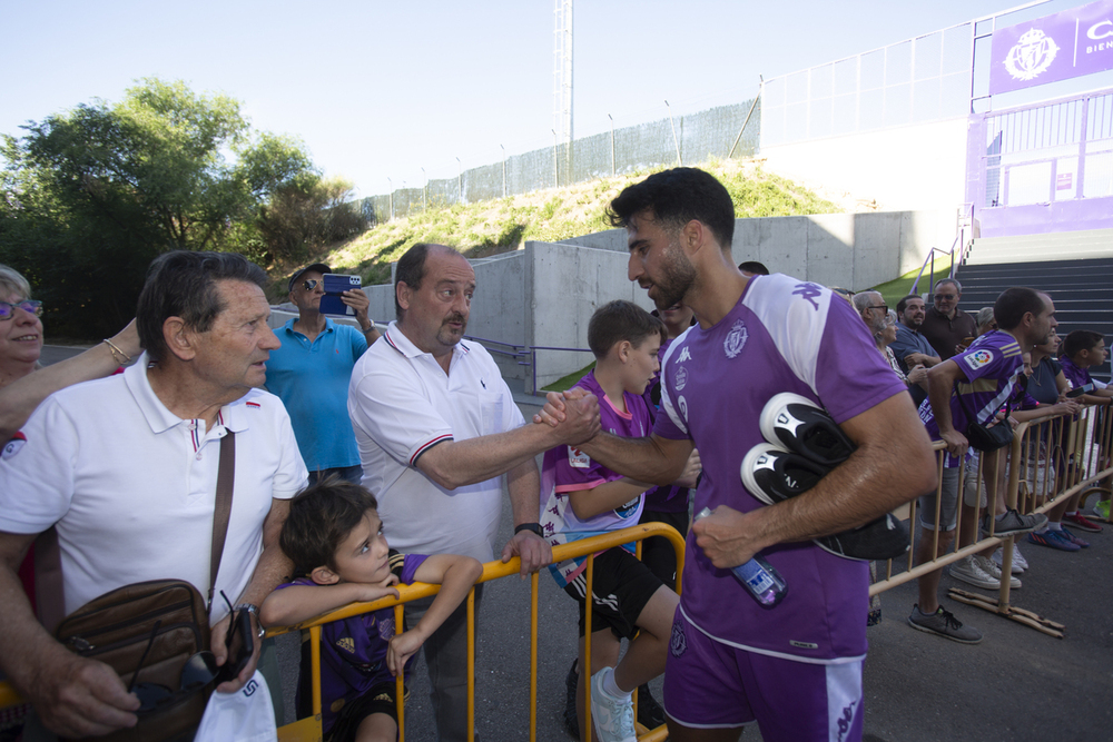 Cömert saluda a aficionados en el primer entrenamiento del Real Valladolid.