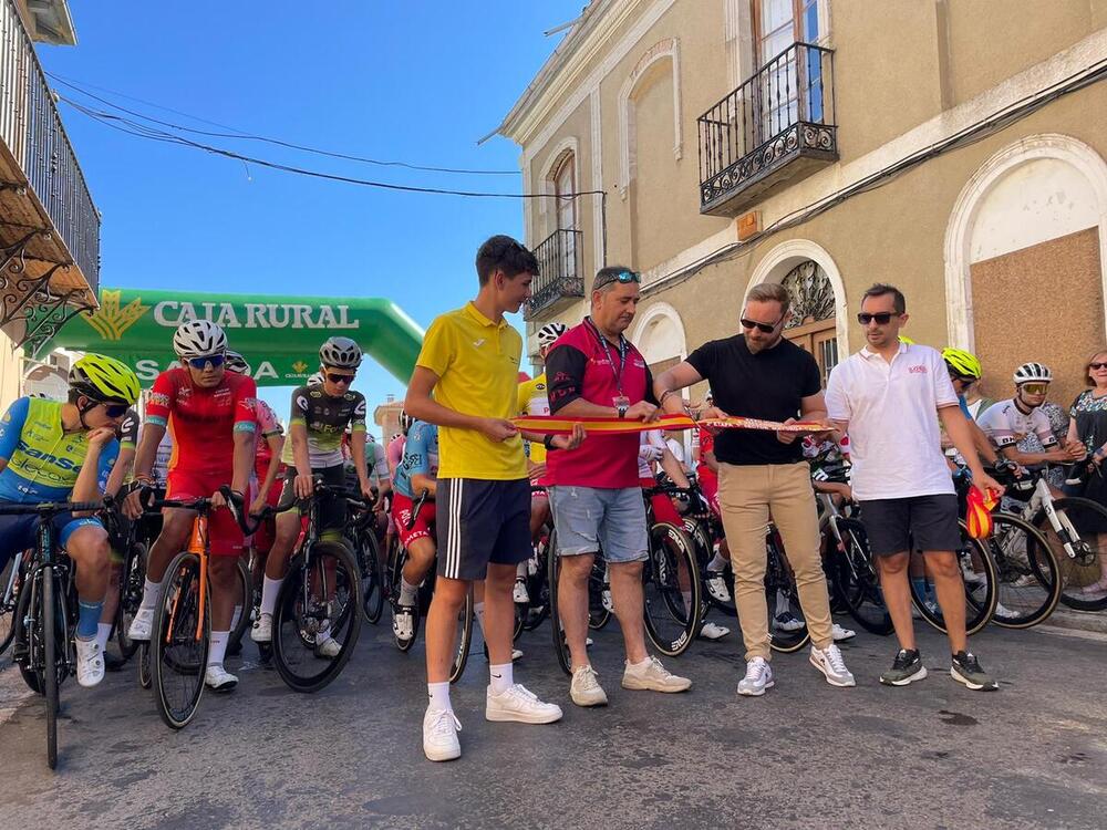 Corte de la cinta en Mayorga, con Hugo Muñoz, con Eduardo Manrique; con el alcalde de Mayorga , David da la Viuda, y Adrián Gumiel, delegado federativo.