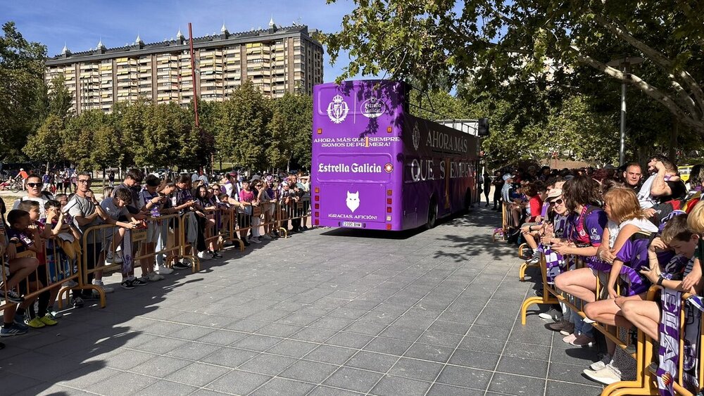 El bus turístico espera en Las Moreras a los jugadores del Real Valladolid  / @POLICIAMV