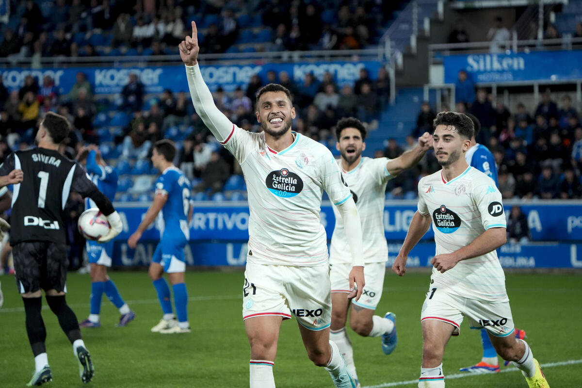 Amallah celebra el 1-2 en el Alavés-Real Valladolid.  / EFE