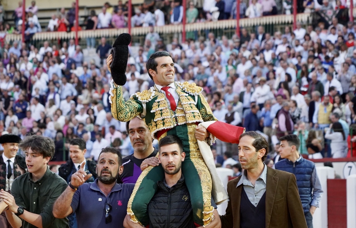 Salida a hombros de Emilio de Justa en la Feria taurina De San Pedro Regalado.  / LETICIA PÉREZ / ICAL