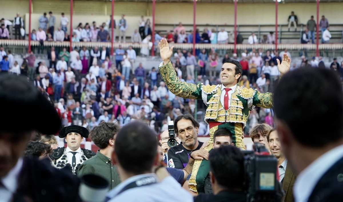 Salida a hombros de Emilio de Justa en la Feria taurina De San Pedro Regalado.  / LETICIA PÉREZ / ICAL