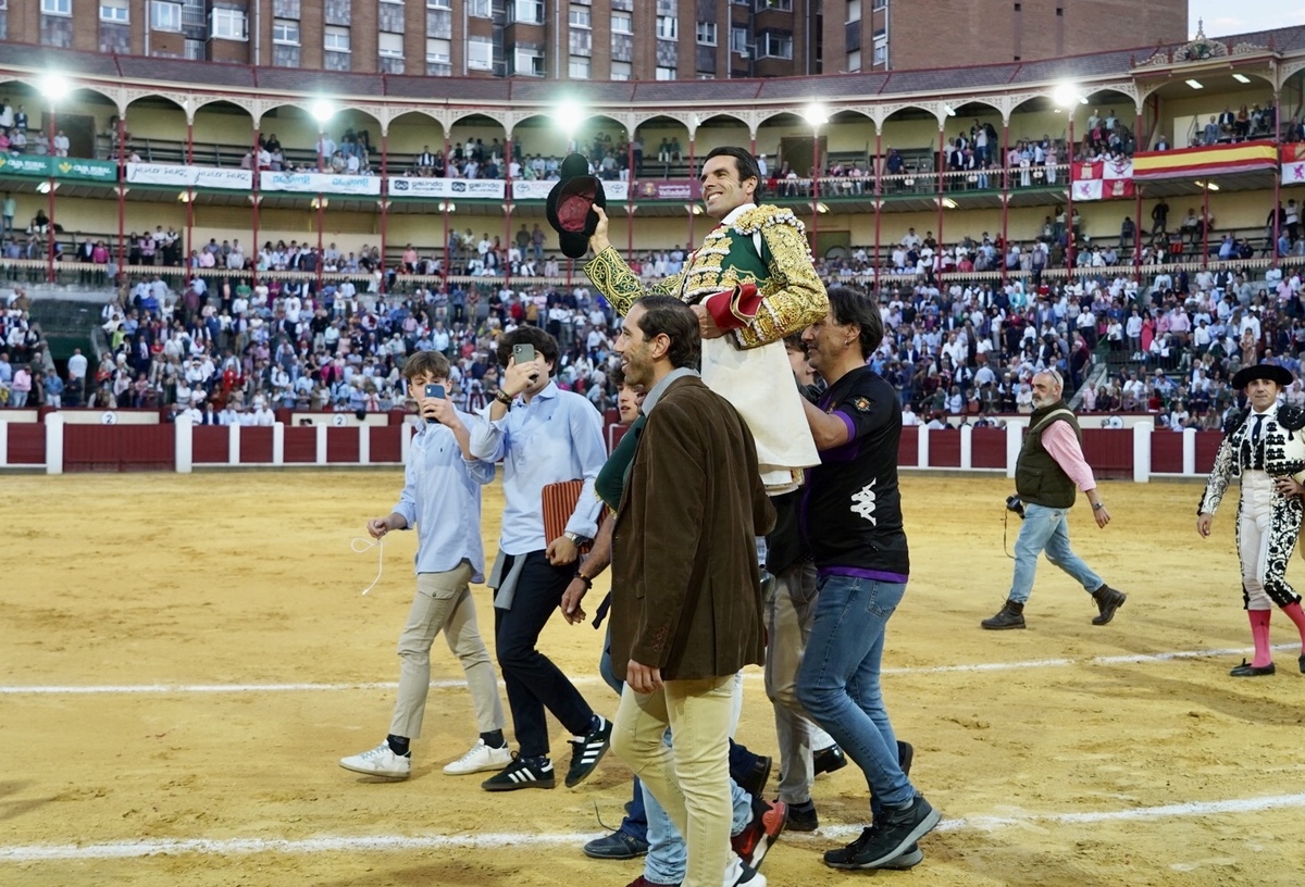 Salida a hombros de Emilio de Justa en la Feria taurina De San Pedro Regalado.  / LETICIA PÉREZ / ICAL